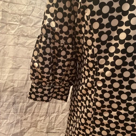 “COCO & TASHI” Black and White Floral Coat Dress . - Picture 7 of 15